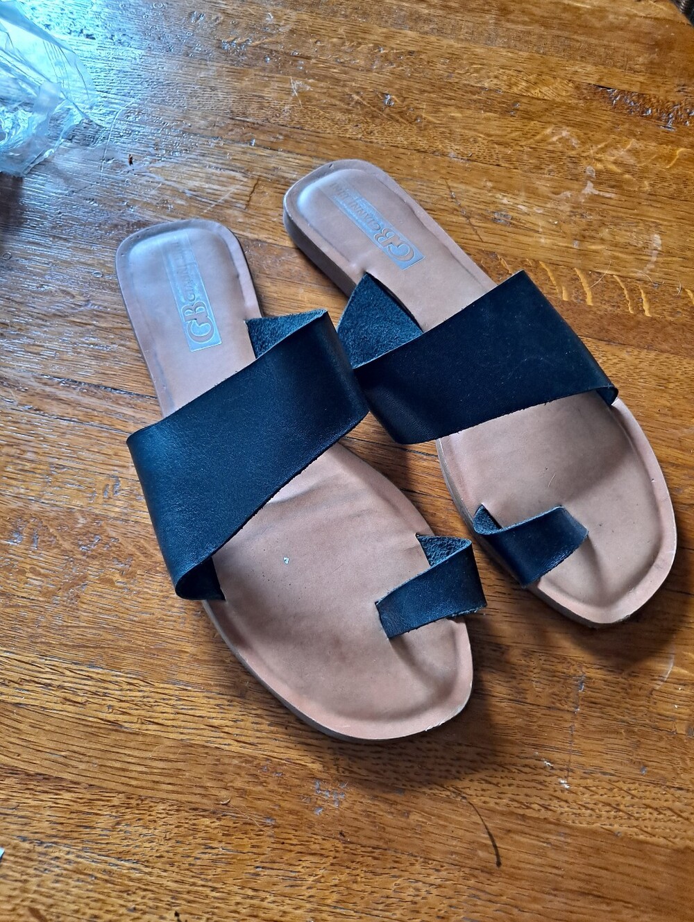 GB Black And Tan Slip-On Toe Loop Sandals - Unbranded